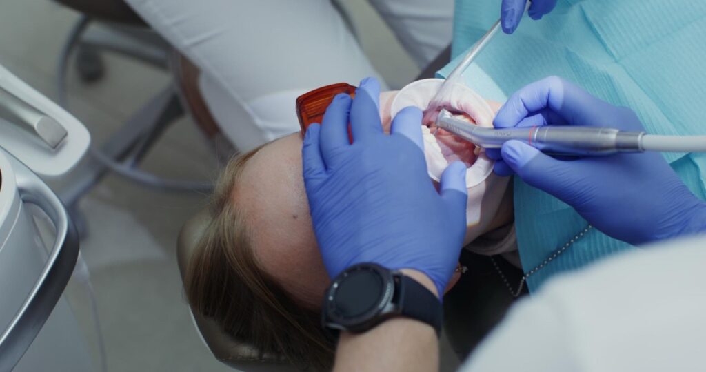 Endodoncja, znana bardziej jako leczenie kanałowe, to dziedzina stomatologii zajmująca się diagnozowaniem i leczeniem chorób miazgi zębowej